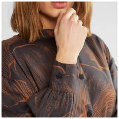 DEDICATED - Women's Shirt Ljunga Oyster - Robe -Maloja Magasi dedicated womens shirt ljunga oyster robe detail 4